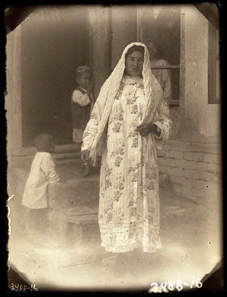 1926 Ташкент Молодая Узбечка с Детьми