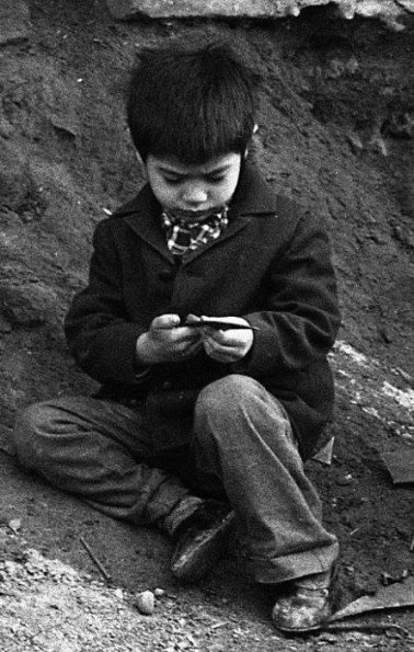 1984 Ташкент Мальчик Сидящий на Земле