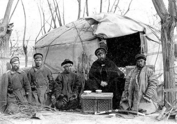 1888 Кашгар Экспедиционный отряд Б. Л. Громбчевского на бивуаке в саду российского консульства