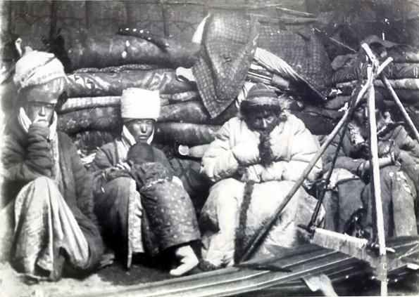 1888 Памир Семья Киргиза в Юрте возле Ткацкого Станка