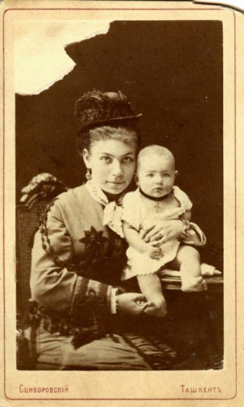 1889 Фото Соколовской Эмилии Вильгемовны с Ребенком
