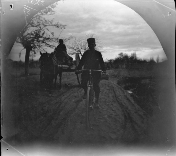 1891 Бухара Томас Аллен на своем велосипеде обгоняет телегу по дороге в Бухару