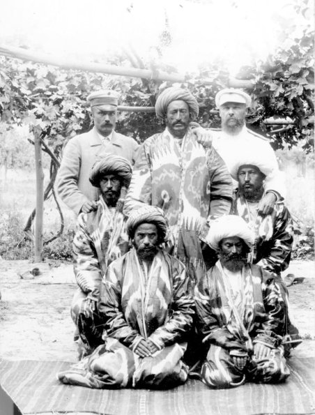 1896 Л Барщевский в Группе с Местными Жителями