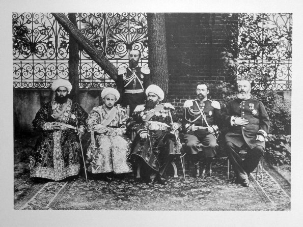 1896 Москва Бухарский Эмир, Сын Алимхан и Генерал Галкин стоит 1
