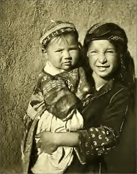 1902 Малыш на руках у девочки-служанки. Иллюстрация из книги Гюго Краффта
