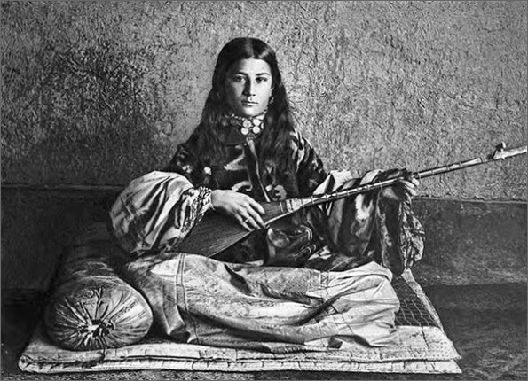 1902 Молодая таджичка из Самарканда, играющая на дутаре Иллюстрация из книги Гюго Краффта