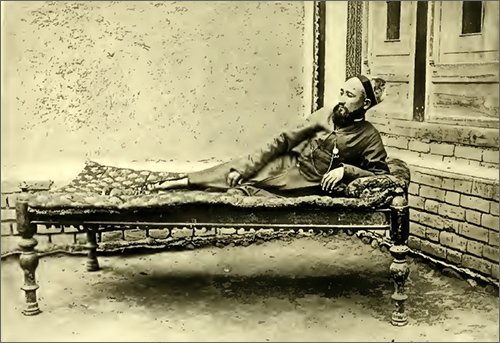 1902 Сарт, возлежащий на деревянной кровати. Иллюстрация из книги Гюго Краффта