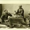 1902 Сарты сидят вокруг сандала за блюдом со сладостями. Иллюстрация из книги Гюго Краффта