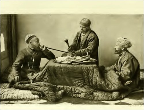 1902 Сарты сидят вокруг сандала за блюдом со сладостями. Иллюстрация из книги Гюго Краффта