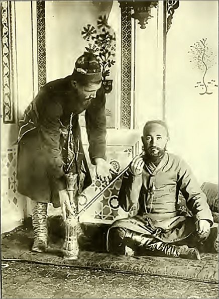 1902 Слуга подает чилим своему хозяину. Иллюстрация из книги Гюго Краффта