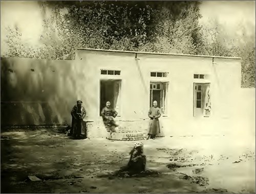 1902 Фасад дома, выходящий в первый двор. Иллюстрация из книги Гюго Краффта