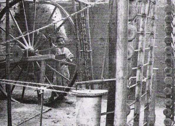 1910 Uygur Tilim yipek yip igirish mashinisi 2