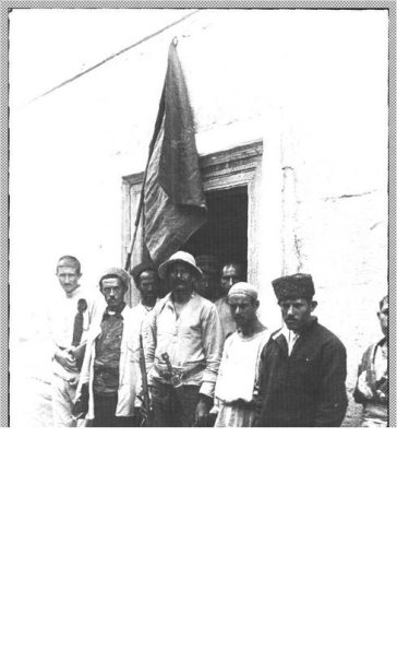 1920.Группа людей у входа в помещение ЦК РКП (б) Бухары