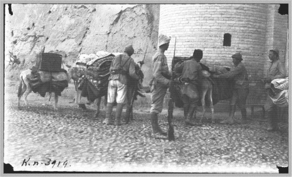 1920.Осмотр красноармейцами багажа у выезжающих из Бухары у городских ворот