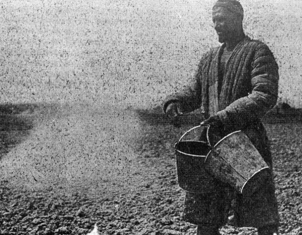 1921 Узбекистан Дайханин Разбрасывает Удобрения