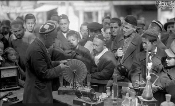 1929 Ташкент Демонстрация Генератора Статического Электричества на Улице