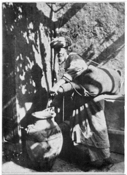 1935 Бухара Предпл Машкоб Наливающий Воду в Кувшин