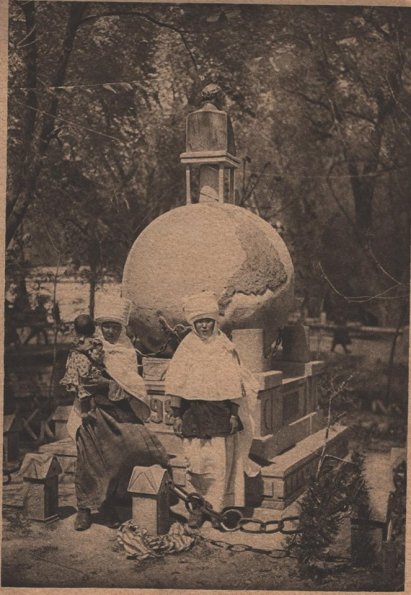 1935 Предпл Казахские Женщины у Памятника