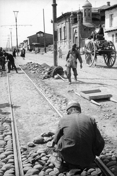 1935 Ташкент Дорожные работы на трамвайных путях на улице старого города