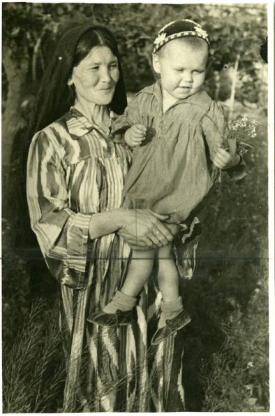 1942  Узбечка-колхозница сельхозартели им Дзержинского О Каримова с приемной дочерью
