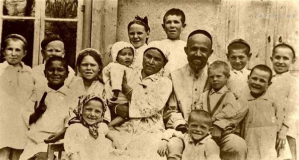 1942 Tashkent Ironman Shaahmed Shamahmudov, wife Bahri Akramova and adopted and own Children