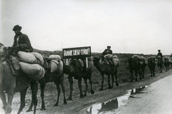 1942. Красный караван с хлебом из аулсовета Геокча Ашхабадского района для сдачи государству