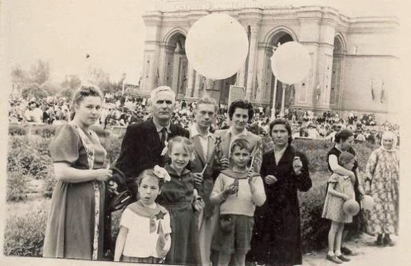 1957 1 мая 1957 г. Около театра Навои