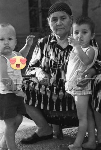 1960 Tashkent Bahri Akramova (4 from right) and Shaamed Shamahmudov (right) took 16 kids WW2 5