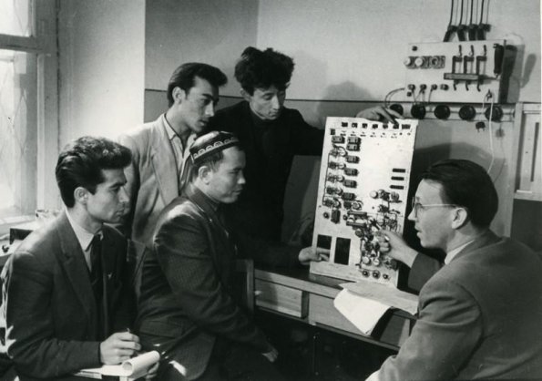 1962 Ташкент ГосУниверситет Лабораторные Занятия по Регистрации Космических Лучей