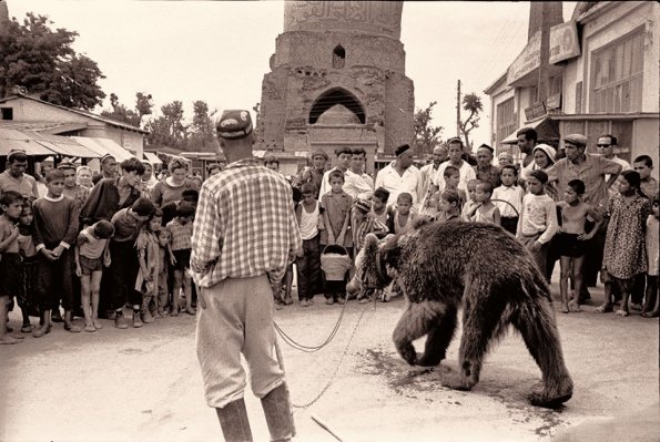 1965 Самарканд Дрессировщики с Медведем на Улице
