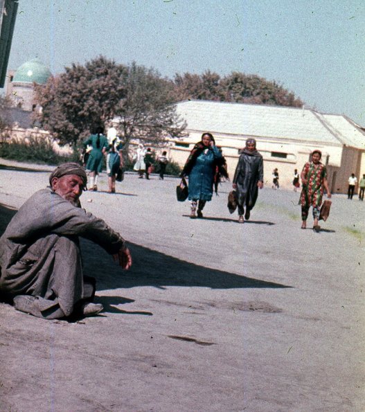 1975 Южный купол медресе Мири-Араб на переднем плане - здание школы 6