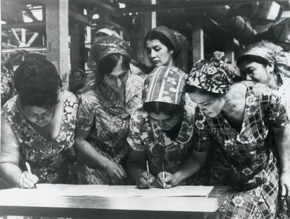 1976 Ташкент Фарфоровый Завод Труженицы ставят свои подписи под Стокгольмским воззванием