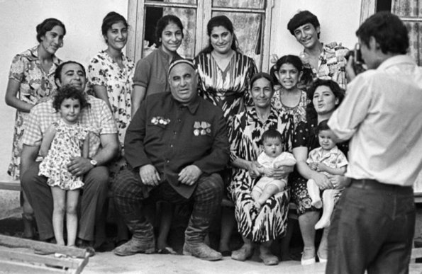 1979 Бухара Семья Бухарских Евреев с Главой Рушелем Исхаковым