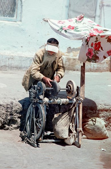 1979 Бухара Точильщик на Улице