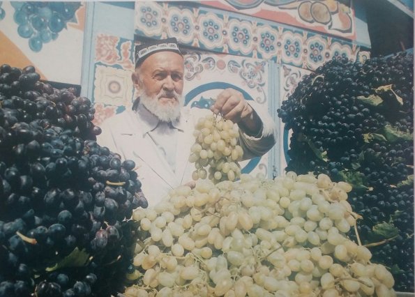 1980 Alay Market Grapes