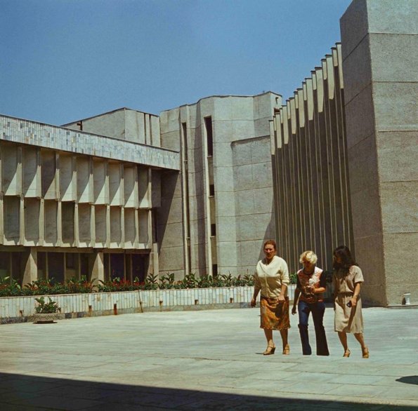 1985 Ташкент у Входа в Институт Экономики Госплана Уз ССР